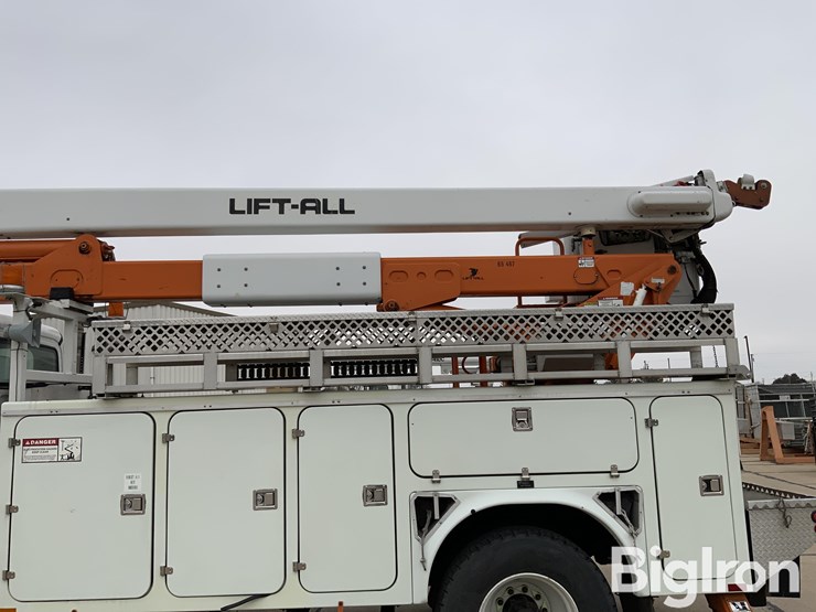 2006-freightliner-m2-106-image-10