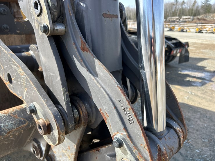 2012-volvo-bl70b-image-53