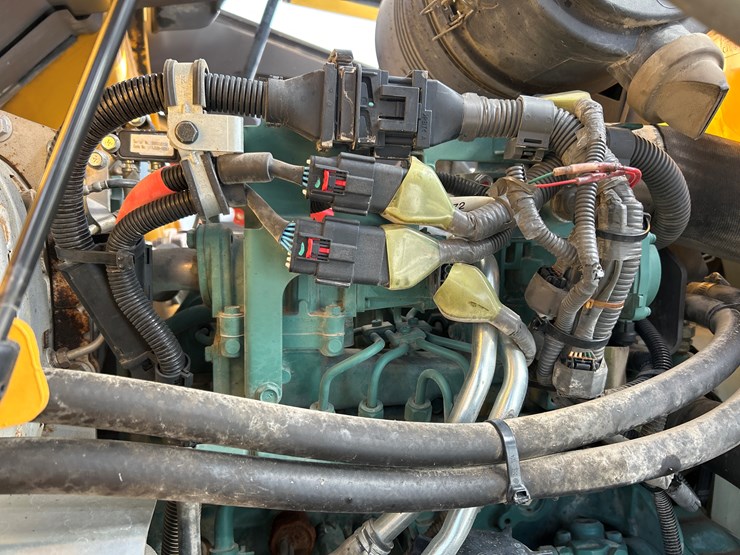 2012-volvo-bl70b-image-80