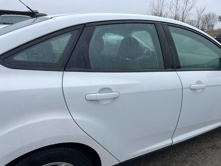 #1428-•-2015-white-ford-focus-se-sedan-(has-wi-title)-image-17