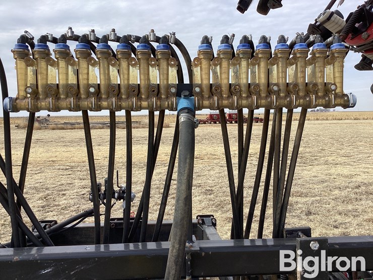 strip-cat-16r30-strip-till-machine-image-10