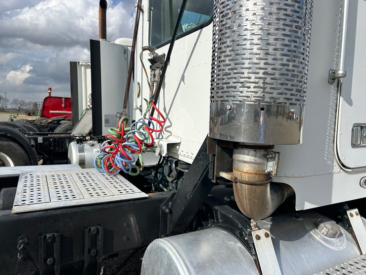 #39248-•-2000-freightliner-fd1-t/a-single-cab-truck-tractor-1fuy3mcb2ylb03327-image-11