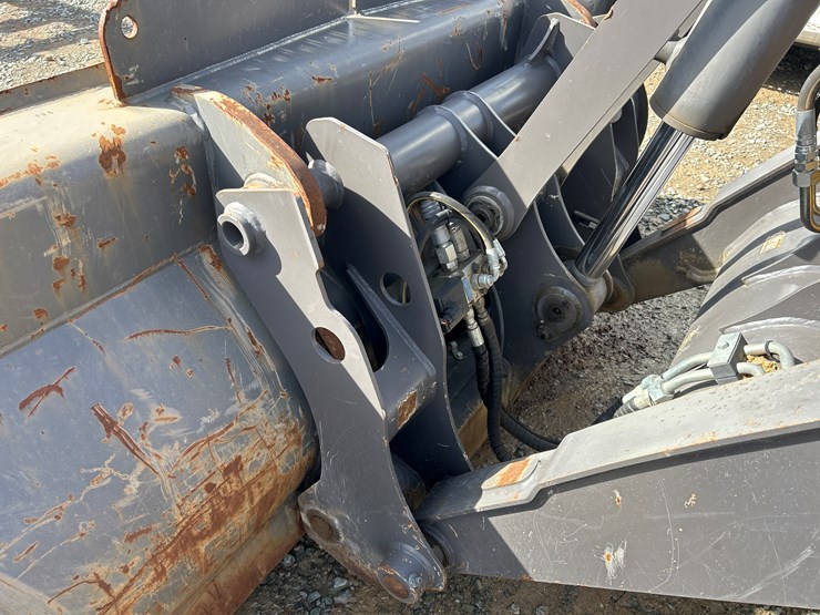 2012-volvo-bl70b-image-18