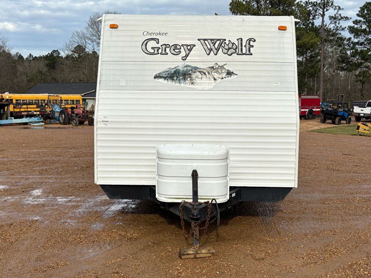 2009-cherokee-"grey-wolf"-pull-behind-travel-trailer-image-5