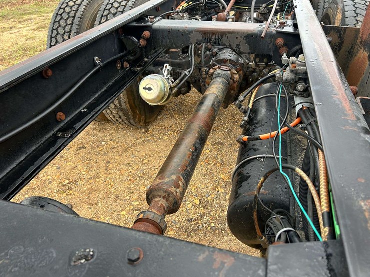 2001-peterbilt-330-image-15