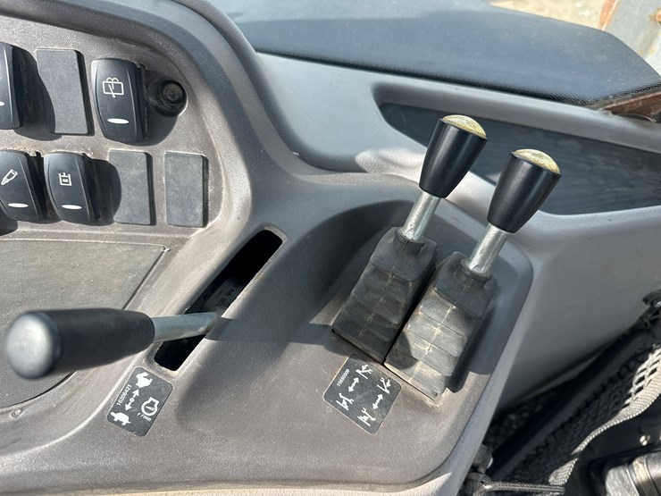 2012-volvo-bl70b-image-106