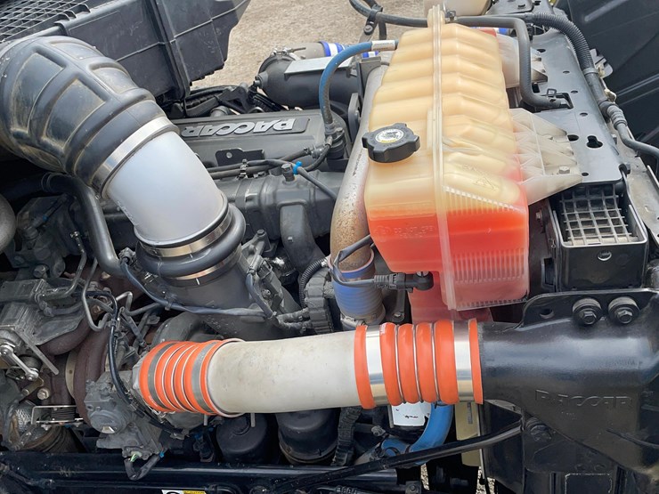 2017-peterbilt-579-image-31