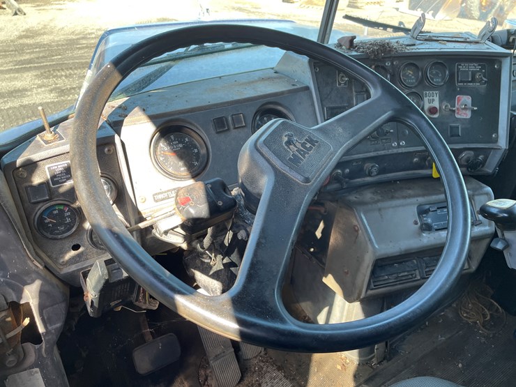 1993-mack-dm690s-image-36