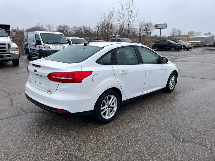 #1428-•-2015-white-ford-focus-se-sedan-(has-wi-title)-image-5