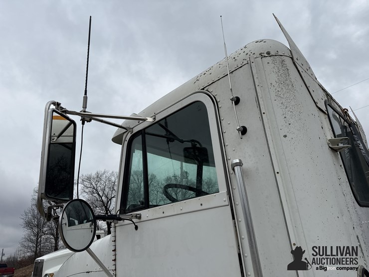 1996-freightliner-fld112-image-10