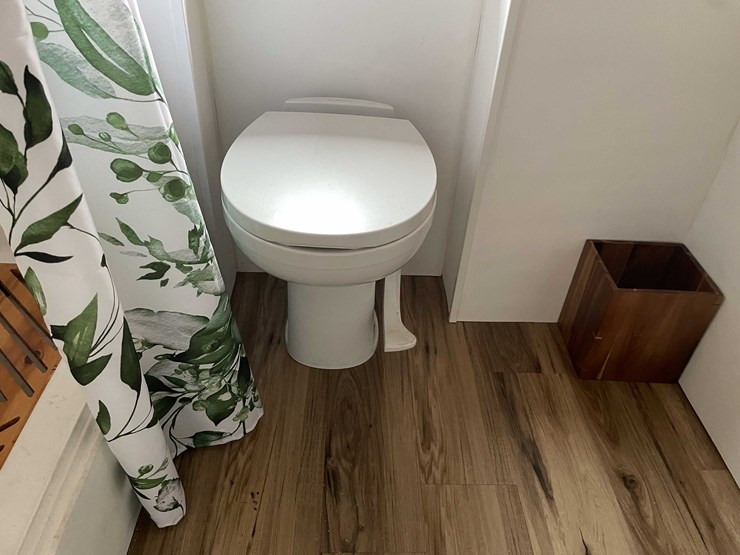 #1435-•-1978-airstream-land-yacht-31'---fully-remodeled,-road-ready-(has-wi-title)-(of)-image-15