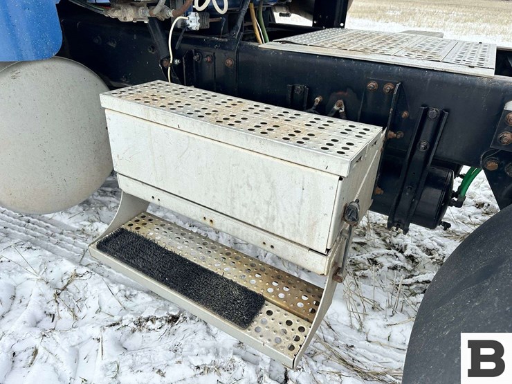 1999-freightliner-fld120-image-36