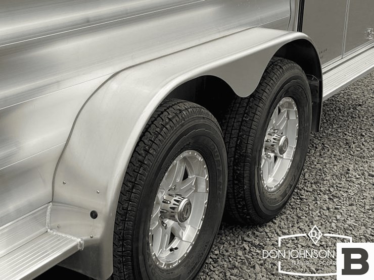 2024-featherlite-9400-72pt-2-h-horse-trailer-image-10