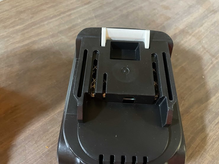 #2292-•-cordless-leaf-blower-with-21-volt-li-ion-battery-and-charger-(pr11)-image-11