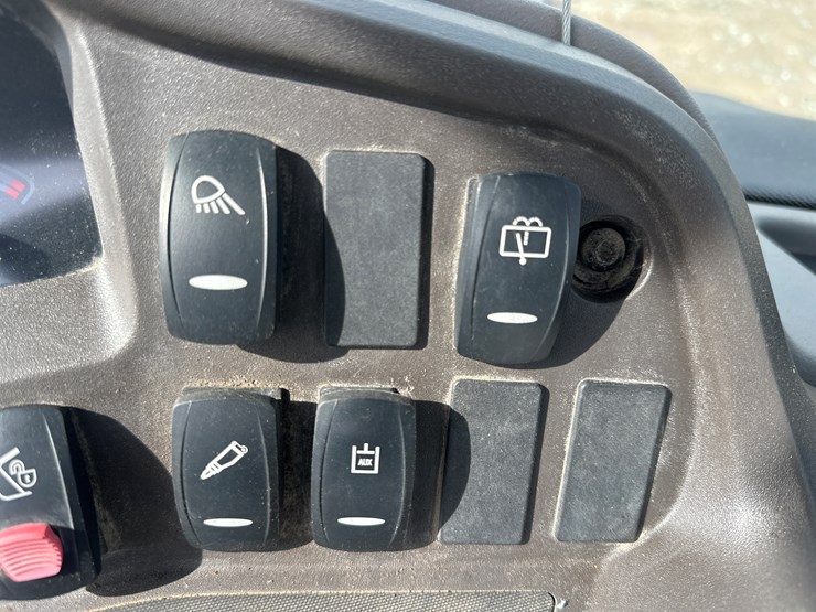 2012-volvo-bl70b-image-103