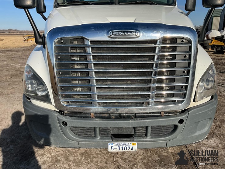 2016-freightliner-cascadia-125-image-20