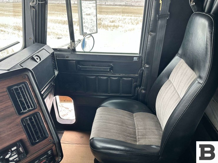 1999-freightliner-fld120-image-96