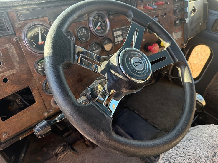 1993-peterbilt-377-image-79