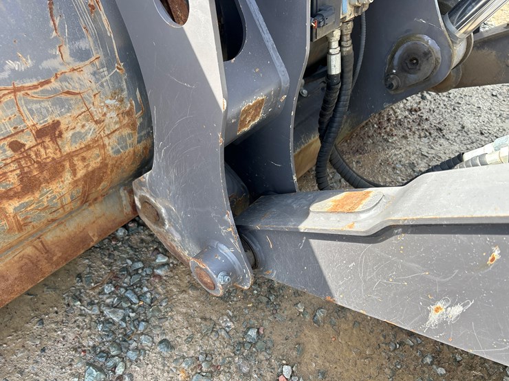 2012-volvo-bl70b-image-20