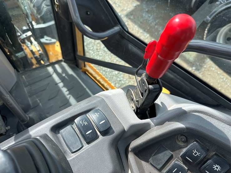 2012-volvo-bl70b-image-100