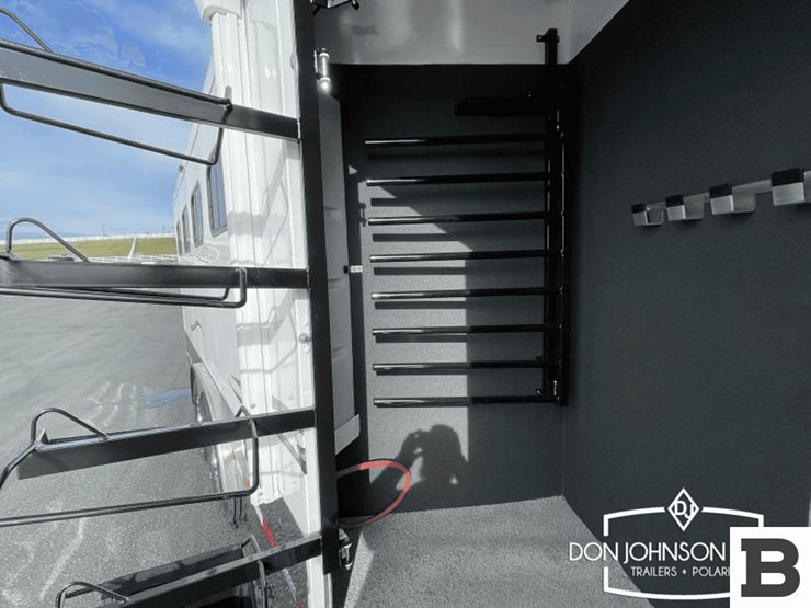 2024-trails-west-classic-lq-4-h-horse-trailer-image-18