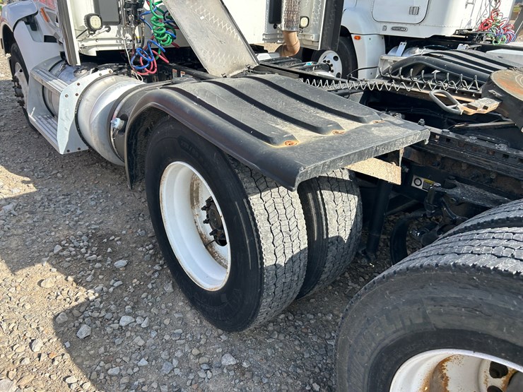 2016-peterbilt-579-image-38