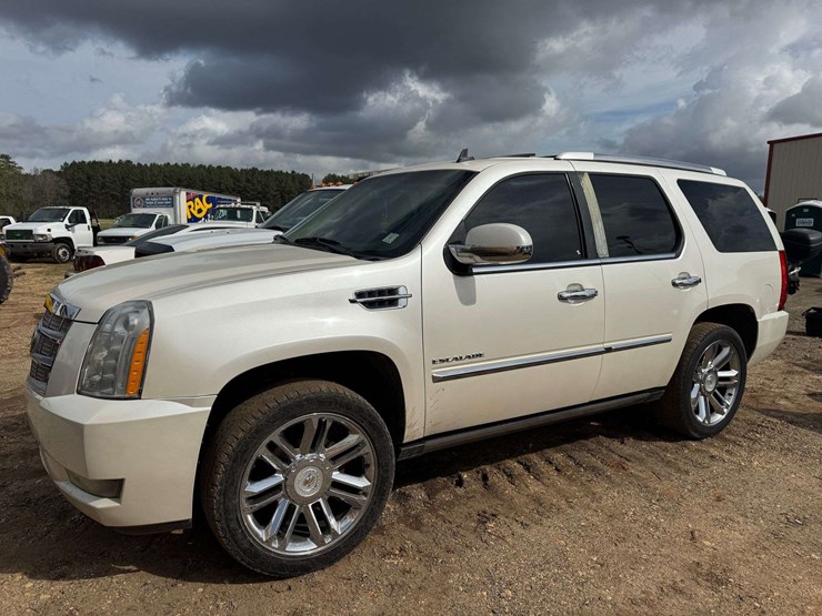 2011-cadillac-escalade-image-1