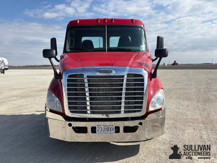 2015-freightliner-cascadia-113-image-2