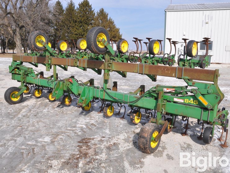 john-deere-845-image-1