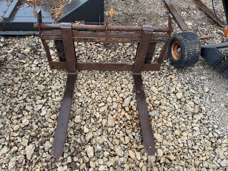 #6098-•-universal-mount-extra-wide-pallet-forks-image-2