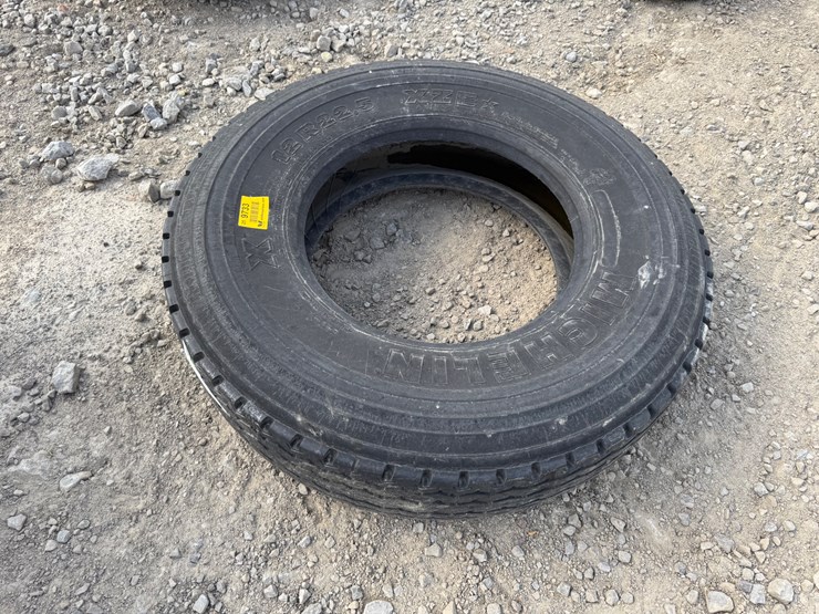 #9733-•-12r22.5-tire-inv#-9733-image-3
