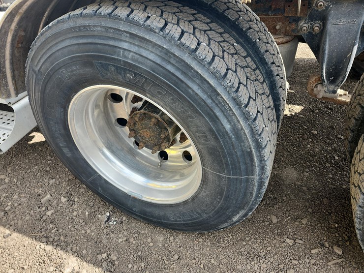 tag-#285,-freightliner-semi-image-5