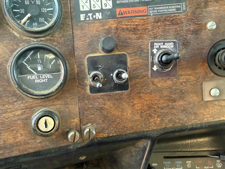 1993-peterbilt-377-image-29