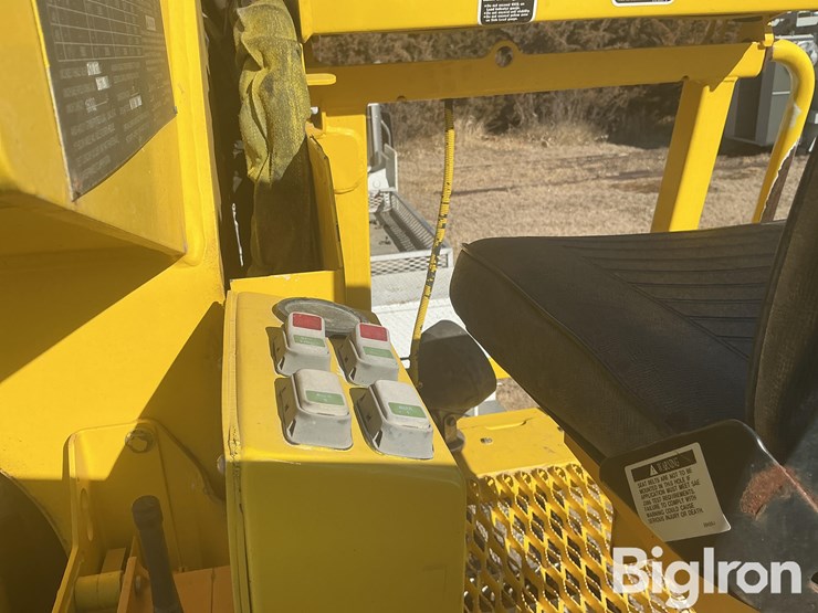 2009-freightliner-m2-106-image-16