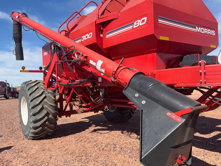 morris-contour-air-seeder-with-morris-8300-air-cart-image-36