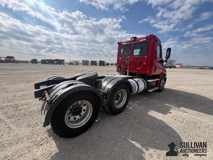 2015-freightliner-cascadia-113-image-5
