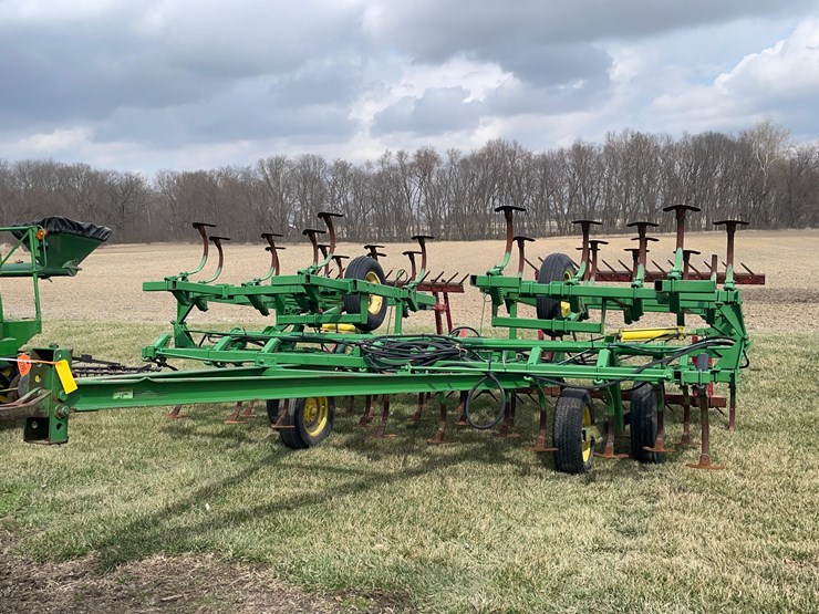 john-deere-1010-image-1