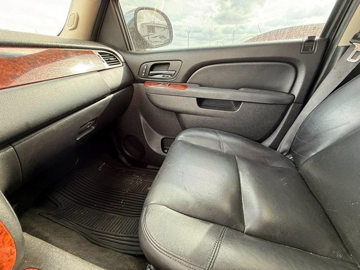 2014-chevrolet-tahoe-image-32