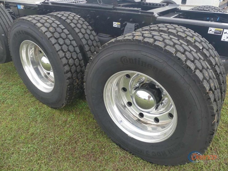 2025-peterbilt-567-image-4