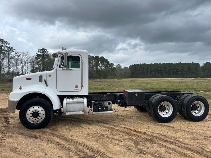 2001-peterbilt-330-image-3