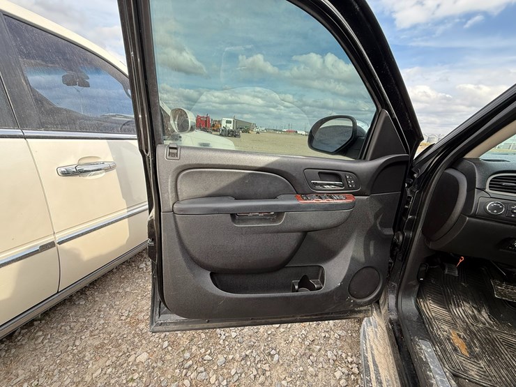 2014-chevrolet-tahoe-image-17