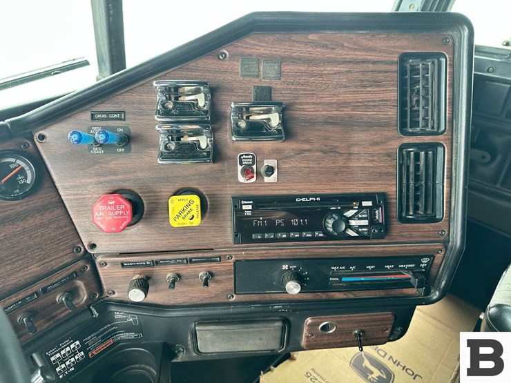 1999-freightliner-fld120-image-84