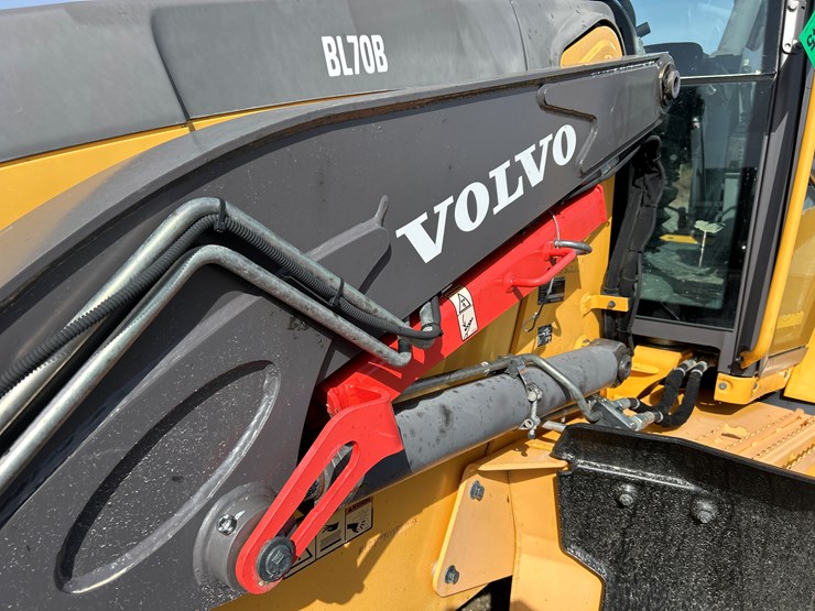 2012-volvo-bl70b-image-24