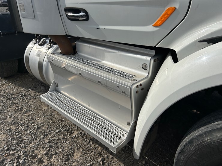 2016-peterbilt-579-image-10