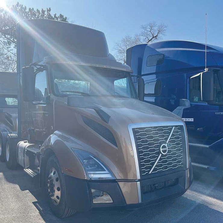 2023 VOLVO VNL300