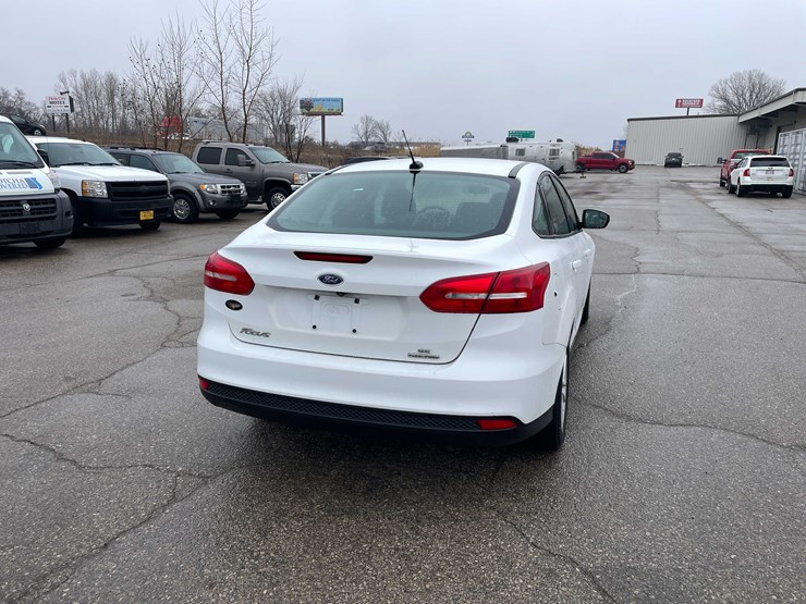 #1428-•-2015-white-ford-focus-se-sedan-(has-wi-title)-image-6