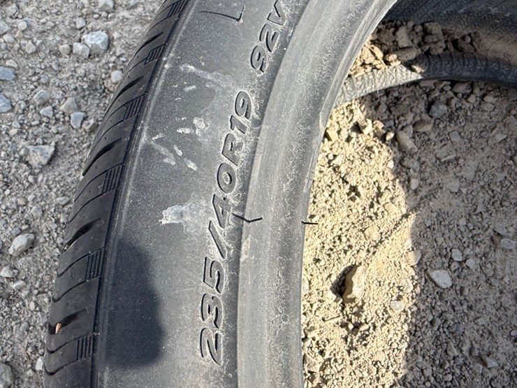 #2807-•-(1)-235/40r19-tire-inv#-2807-image-6