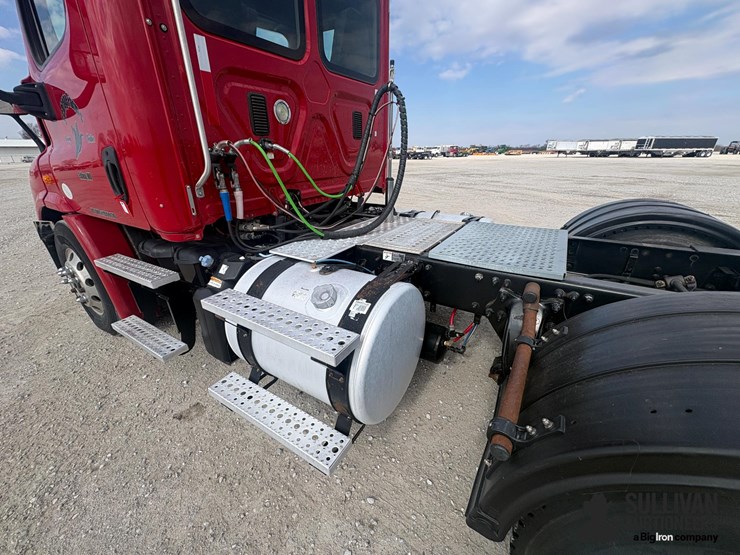 2015-freightliner-cascadia-113-image-9