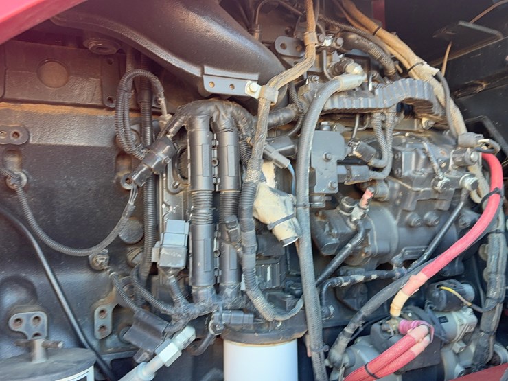 2017-versatile-375-tractor-image-12