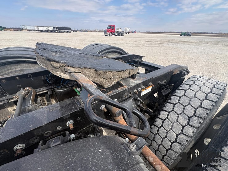 2015-freightliner-cascadia-113-image-11